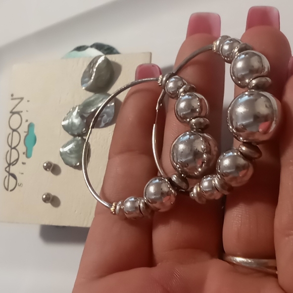 Sasson signatures vintage earrings,green/silver drop beads & beaded hoops. - Picture 5 of 7